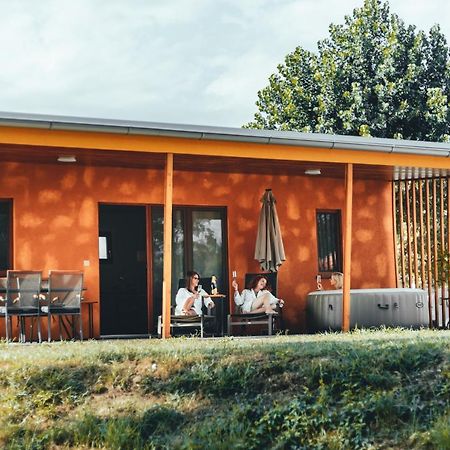 Terme Banovci - Mobilne Hiske Med Brajdami Exterior foto