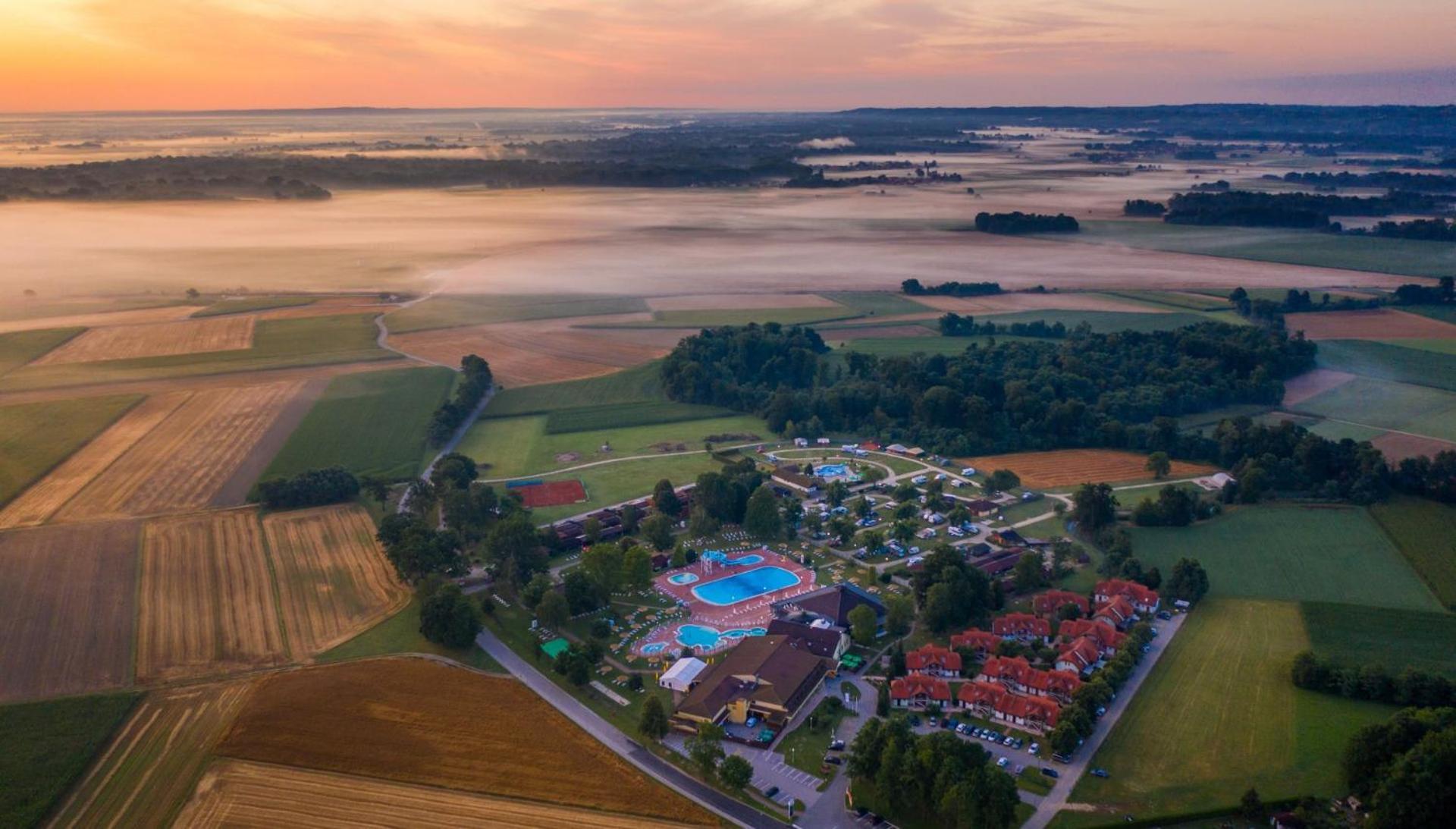 Terme Banovci - Mobilne Hiske Med Brajdami Exterior foto