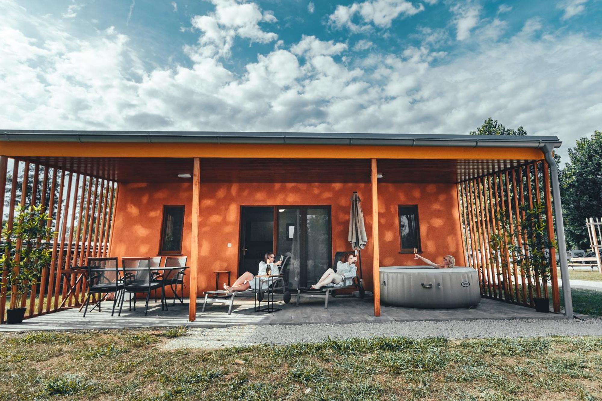 Terme Banovci - Mobilne Hiske Med Brajdami Exterior foto